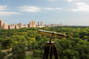 纽约纽约中央公园丽思卡尔顿酒店的远方望着城市的望远镜
