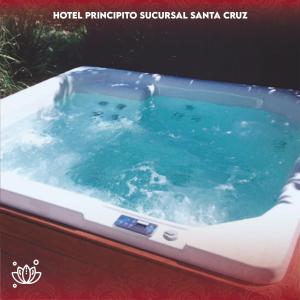 圣克鲁斯PRINCIPITO SANTA CRUZ的设有一个蓝色水的按摩浴缸