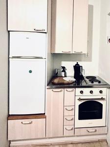 埃斯波Trekker's Haven: Noux National Park Retreat的厨房配有白色橱柜和白色炉灶烤箱。