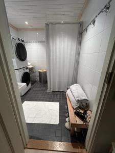 埃斯波Trekker's Haven: Noux National Park Retreat的带淋浴的浴室和一张床。