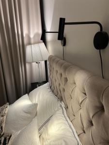埃斯波Trekker's Haven: Noux National Park Retreat的一张床位,房间配有灯和床罩