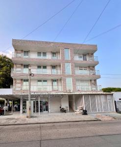 巴耶杜帕尔Apartamento confort Edificio Monteverde en el corazón de valledupar的街道拐角处的高楼