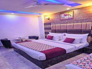 新德里Hotel tu casa International Near Delhi Airport的一间卧室,卧室内配有一张大床