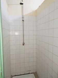 格雷岛Auberge Mariama BA的白色瓷砖浴室设有卫生间