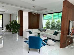 瓜亚基尔casa en samborondon的带沙发和蓝椅的客厅