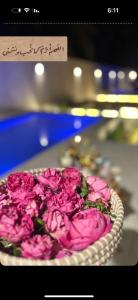 胡富夫شاليهات جزلا的一张带标志的桌子上的粉红色花板