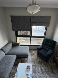 沙迦sharja 1103的客厅配有沙发和椅子