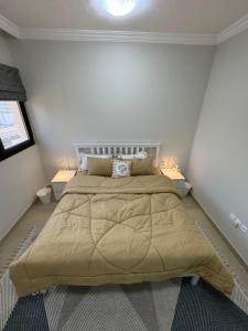 沙迦sharja 1103的一间卧室配有一张大床和两盏灯