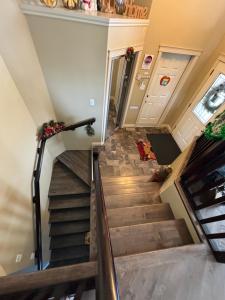 里贾纳Happy House - Regina City的房屋内楼梯的景色