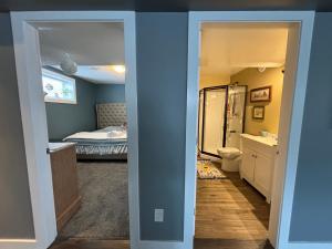 里贾纳Happy House - Regina City的一间带卫生间的浴室和一间带一张床的卧室