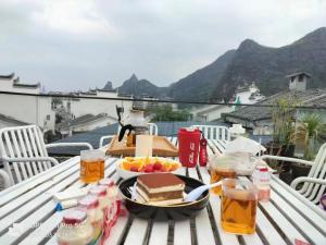 桂林Guilin Bonjour Boutique Hotel的阳台上桌子上的托盘食物