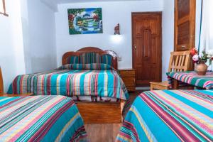 Comunidad ChallapampaHostal Cultural Bertha Challapampa Isla del Sol parte Norte的一间卧室设有两张单人床和一扇木门