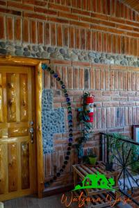 科塔卡奇Watzara Wasi Cottage Familiar Camprestre Y Lofts en Cotacachi的砖墙,上面有圣诞装饰