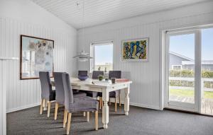 博恩瑟Gorgeous Home In Bogense With Kitchen的一间配备有白色桌椅的用餐室