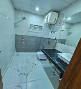 新德里Hotel tu casa International Near Delhi Airport的白色的浴室设有水槽和卫生间。