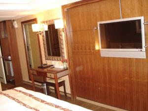 台北雅庄商务旅馆的酒店客房配有一张床、一张书桌和一台电视。