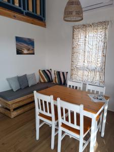 Idanבריזה במדבר的客厅配有桌椅和沙发