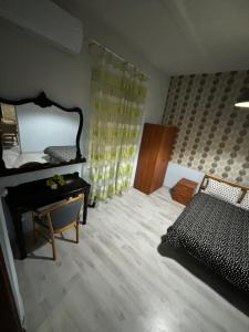 斯利马Ascot Flats的一间卧室配有一张床、一张书桌和一面镜子