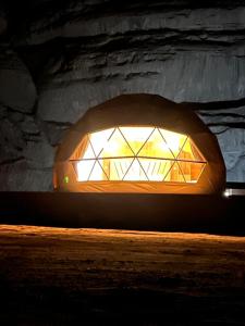 DisahXperience golden rum camp的石洞中的一个有照明的窗户