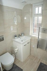 BuckinghamshireAylesbury Studio-6 with parking的白色的浴室设有卫生间和水槽。