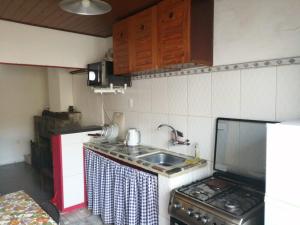 特立尼达岛Casita céntrica的一间带水槽和炉灶的小厨房