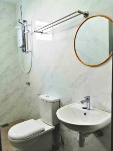 芙蓉Bayu Temiang Seremban- Your Urban Retreat的一间带卫生间、水槽和镜子的浴室