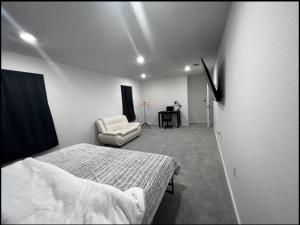 奥斯汀Banty Villa - Master Lounge的白色卧室配有床和椅子