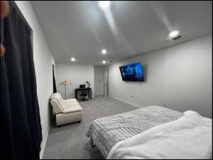 奥斯汀Banty Villa - Master Lounge的卧室配有一张床,墙上配有电视。