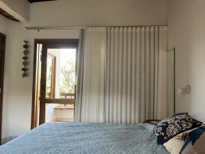 戈亚斯州上帕莱索Casa Prosperidade的一间卧室设有一张床和一个大窗户
