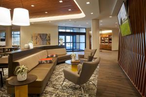 奥兰多SpringHill Suites by Marriott Winter Park的大堂配有沙发、椅子和桌子