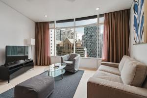 吉隆坡KLCC沃特克斯公寓的带沙发和大窗户的客厅