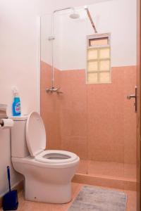 埃尔多雷特Unity homes #G08的一间带卫生间和淋浴的浴室