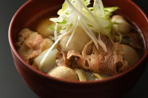 上山市神谷无山羊乔木旅馆的一大碗汤,有肉和蔬菜