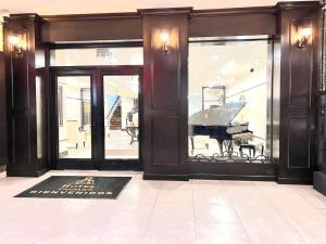 提华纳凯撒酒店的大堂的三角钢琴,设有玻璃门