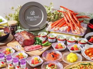 嬬恋村万座王子酒店的一张桌子上面有很多不同类型的食物