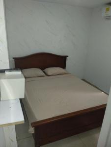 卡塔赫纳Del Castillo Mirador Hostel的小型客房内的一张床位。