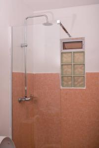 埃尔多雷特Unity homes #G08的浴室设有淋浴和窗户