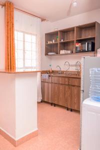 埃尔多雷特Unity homes #G08的厨房配有水槽和冰箱