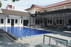 万象Vientiane Garden Hostel的一座与度假村相连的建筑旁边的游泳池