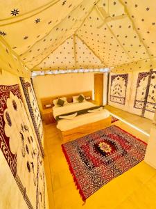 斋沙默尔Best Desert Camp In Jaisalmer Red Velvet的一间设有一张床的客房,帐篷内设有一个壁炉