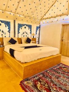 斋沙默尔Best Desert Camp In Jaisalmer Red Velvet的一间位于地毯的房间内的卧室,配有一张大床