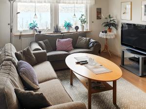 乌德瓦拉Holiday home Uddevalla X的客厅配有沙发和桌子