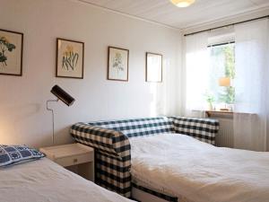 乌德瓦拉Holiday home Uddevalla X的一间卧室配有一张床和一张沙发