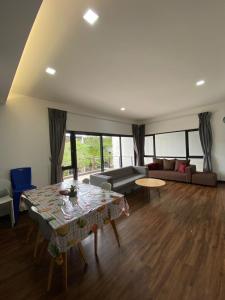 SematanRTS - ROXY Townhouse Sematan - Private - UPPER UNIT的客厅配有桌子和沙发