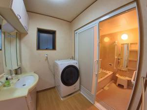 鹤冈市TSURUOKA GINZA 朙 sukima的一间带水槽和洗衣机的浴室