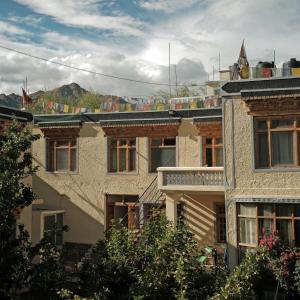 列城Hotel Lonchay Residency, Leh的一组背景为山脉的建筑