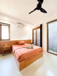 斯勒曼Villa Kamar Tamu Madurejo的一间卧室配有一张带吊扇的床