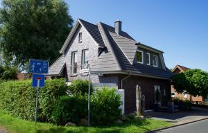 瓦尔内明德Ferienhaus Celeste的前面有蓝色标志的房子
