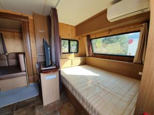 扶安Byeonsan Auto Camping的小房间设有一张床和一台电视机