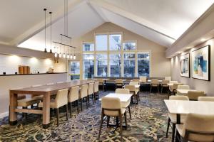 Cottonwood Heights盐湖城杨木住宅旅馆的一间带长桌和椅子的用餐室